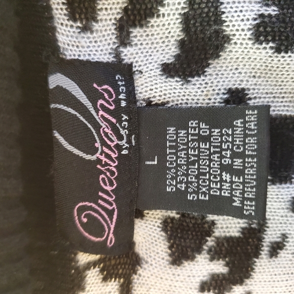 Question by say what Long black/white sweater with black trim - Picture 9 of 11